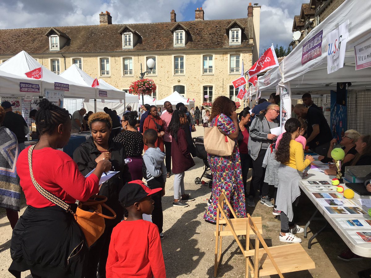 villedegrigny91's tweet photo. Le forum des associations et des services publics bat son plein à La #FermeNeuve jusqu’à 18h #sport ⛹🏽‍♂️🤾‍♂️🤸‍♂️ #culture🎭🎼🎨#education #petiteenfance https://t.co/0vZXwrX77L