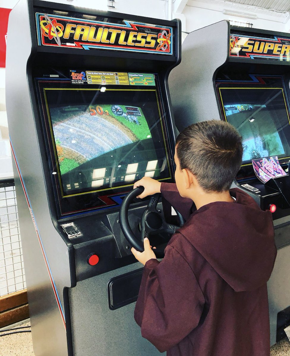 ArcadesCat's tweet photo. ¡Ya han llegado los primeros jugadores a la #FanCon2019!
Te esperamos hoy y mañana en Palau-solità i Plegamans en el Espai Jove l’Escorxador.
Más info en https://t.co/wDYlUpnxJ9
👉 ¡Hazte socio de A.R.C.A.D.E.!
✉️ Envía email: comunicacio@arcade.cat https://t.co/f5YjYb9IDI