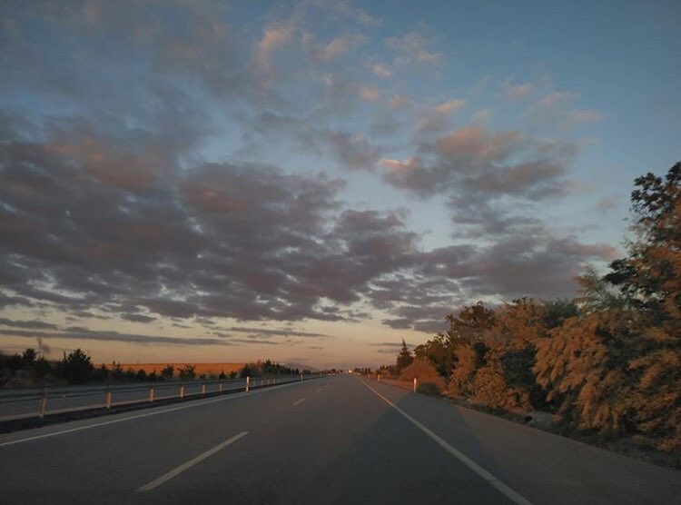 HBaksanaa's tweet photo. //
Seni -nereye olduğunu bilmeden saatlerce yürüten o derdi, kime nasıl anlatacaksın.
//
.
 #yollar #manzaralar #bulutlar #fotoğraf #fotoğrafla #gününkaresi #anıyakala #gökyüzü #bestoftheday https://t.co/lemwW3j2hh