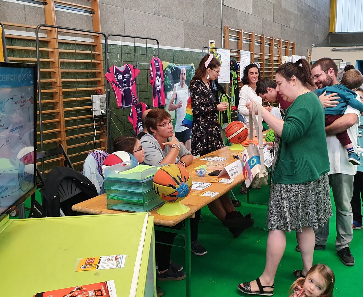 BCFresnois's tweet photo. Au forum des associations de Fresnay sur Sarthe ce matin #GoBCF72 https://t.co/JwJbkdwBCp