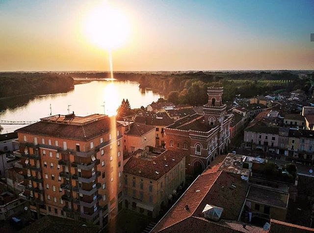 Buon weekend amici Instagram era 😃 ve lo auguriamo con un bellissimo tramonto sul Po da un punto di vista privilegiato 🌞

Foto di <a href="/andrea/">Andrea Schwandt-Arbogast</a>.ganzi

#igerscremona #igerslombardia #instagramersitalia #weareigersit #inlombardia ift.tt/2N3ybYr