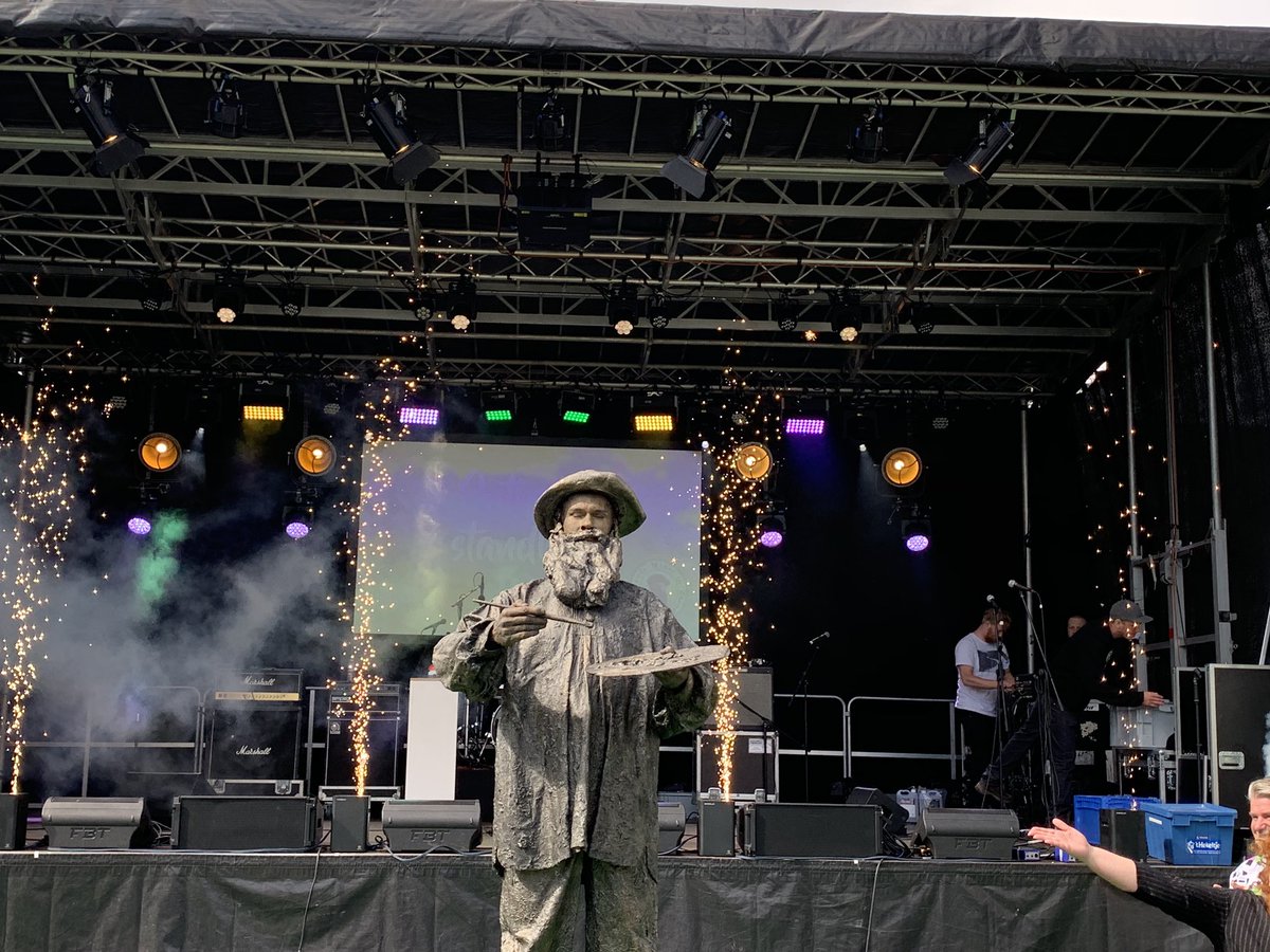 De @zaanseuitmarkt is geopend  met de onthulling van het #livingsculpture <a href="/MonetInZaandam/">Monet in Zaandam</a> door de voorzitter @DennisStraat