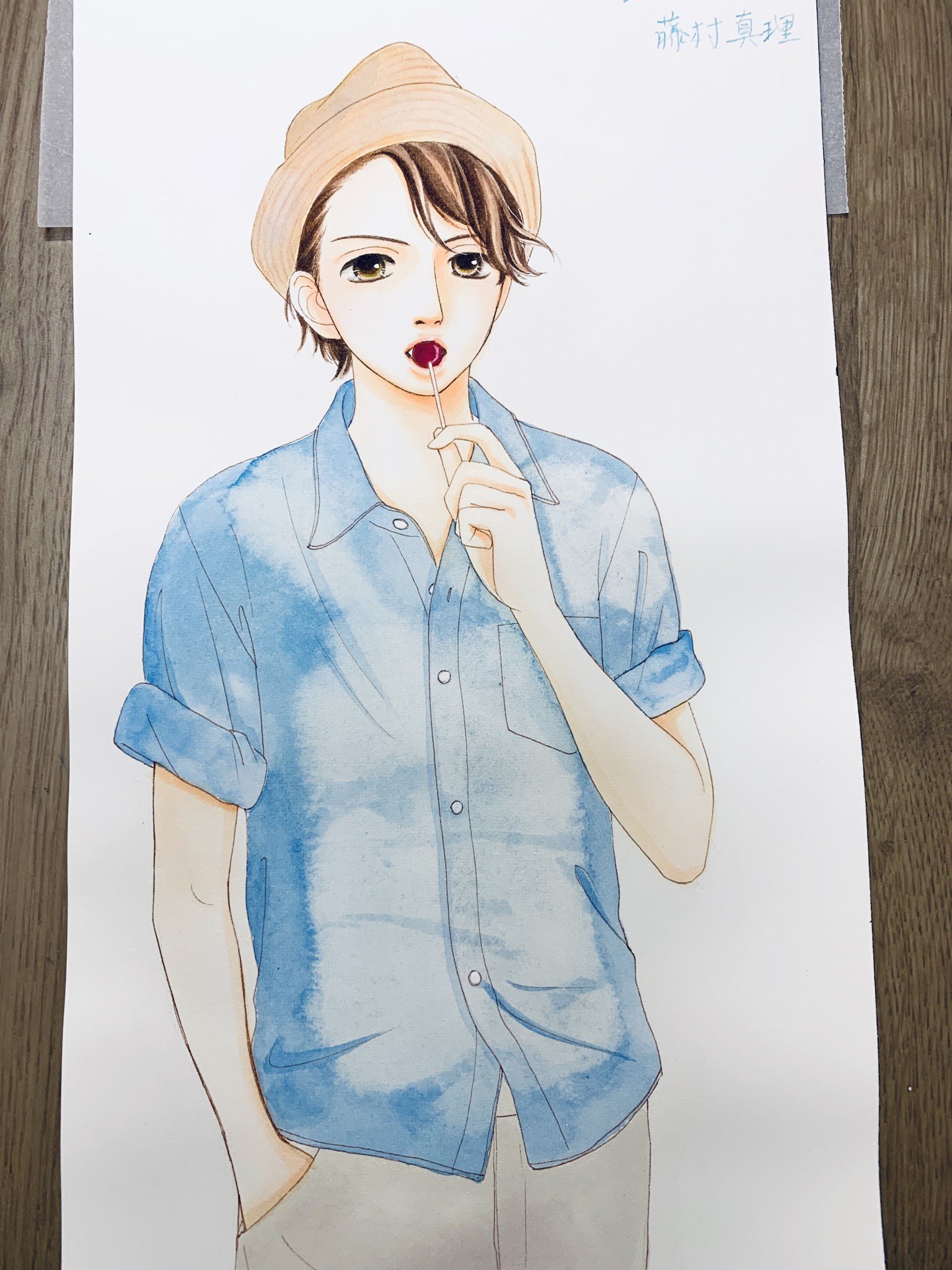 藤村真理 コミックス最新刊発売しました 実家から きょうは会社休みます の原稿を全部引き取ってきたので手元にカラー原稿がいっぱい コレはコミックス5巻のカバーイラストです 藤村真理 きょうは会社休みます アナログ原稿 T Co