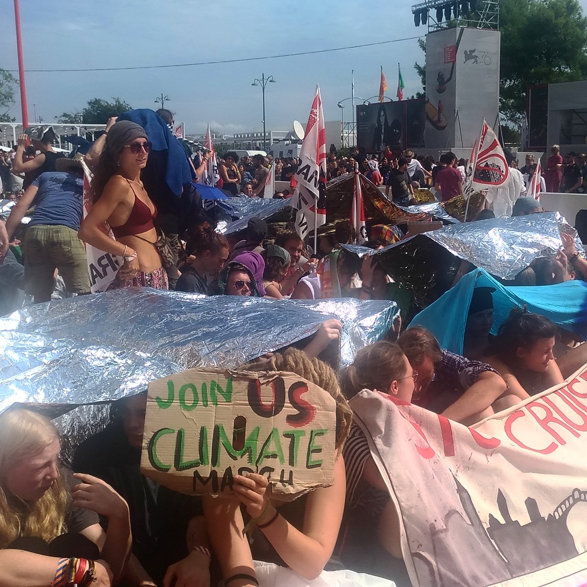 HELP! Chiunque sia vicino alla mostra del cinema ci aiuti portandoci acqua, teli, vivande. La polizia ha bloccato gli attivisti che ci stavano portando rifornimenti!