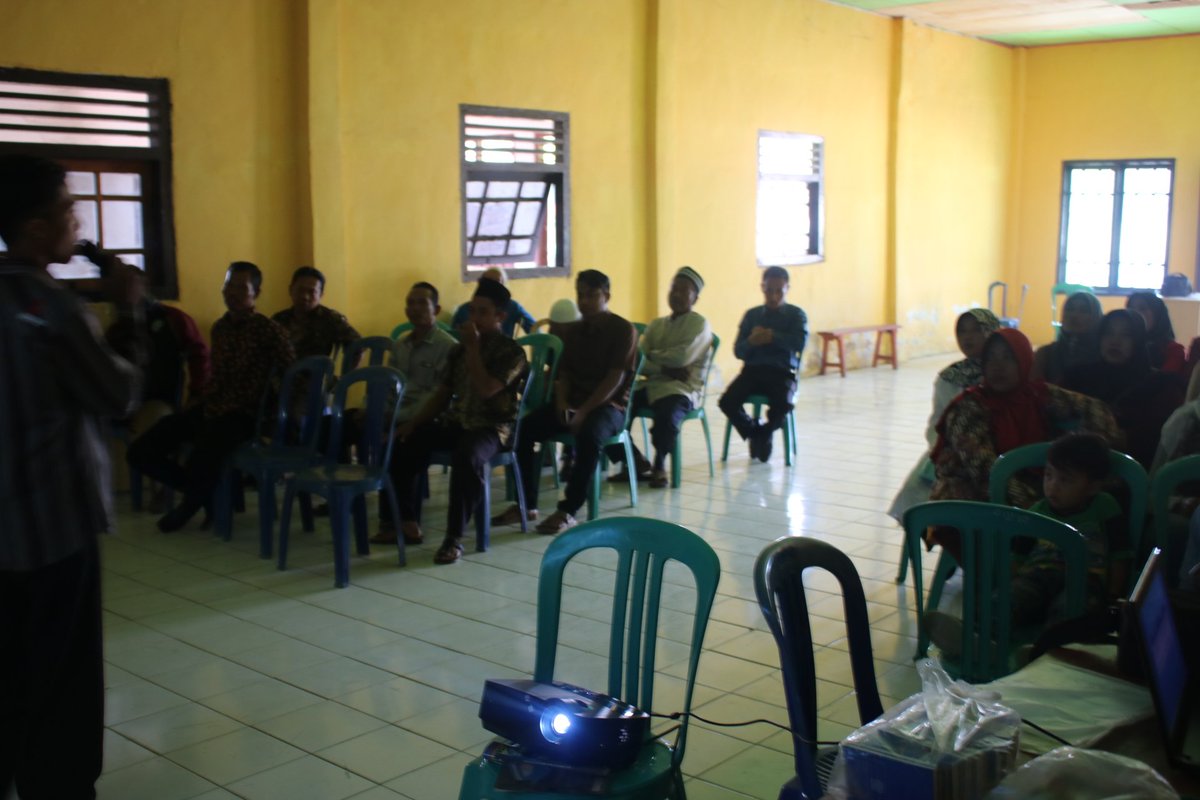 Irawantymu's tweet photo. Sosialisasi TPPO dan Pentingnya pemahaman Kontrak Kerja bagi calon pekerja migran indonesia dan masyarakat Lampung Timur di Balaidesa Margototo 
@dpnsbmi
#DPWSBMILAMPUNG
#cegahtppo https://t.co/aWS5HWztvk
