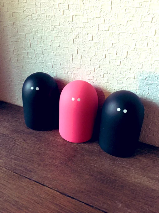 先程のツイートのこけしはEMUさんという方の作品です。黒板素材でできているのでチョークでいろいろ描き込めて楽しいです!チョークと黒板消し付き。そして箱がはちゃめちゃにかわよい、、。3枚めが何もかきこんでないポピュラーな状態です。いとしさ〜!! 