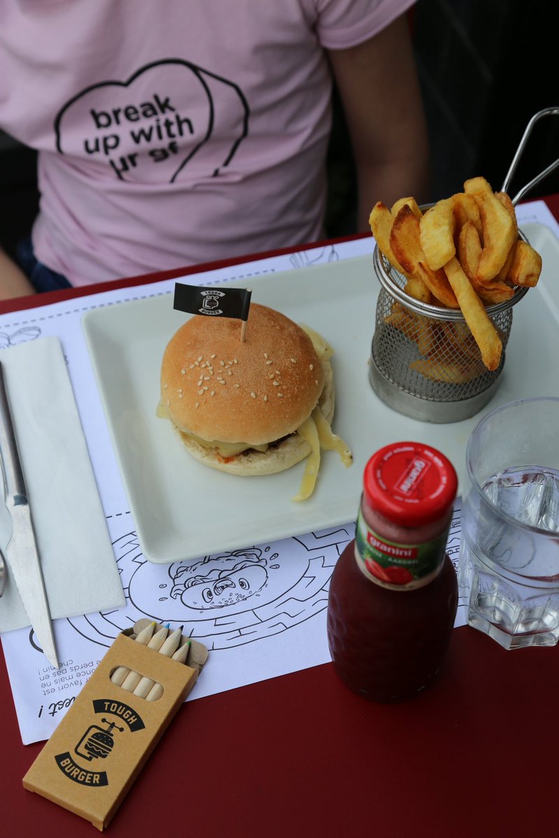ToughBurger's tweet photo. Le Kids Menu c'est 10 euros avec un Cheese Burger ou des Nuggets maison, frites, boisson, glace... Et crayons ! #Boulogne #boulbi #boulognebillancourt https://t.co/1S5jTQtYoI