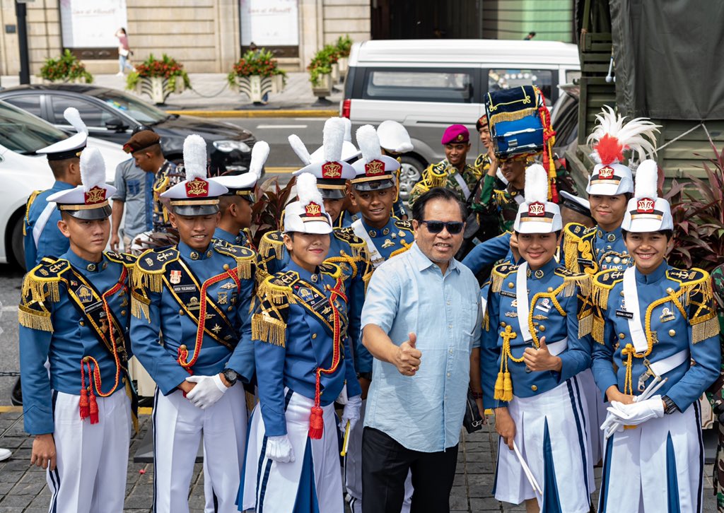 KBRI_Beijing's tweet image. 3. Kunjungan KRI BSC ini merupakan bagian dari kerjasama militer Indonesia-RRT. Hadir dalam acara tersebut Wakasal,Dubes RI @DjoOratmangun ,Gubernur AAL, Konjen RI Shanghai, Athan dan Atal RI untuk Tiongkok. #inidiplomasi #rintiskemajuan #dubesri @_TNIAL_ @Kemlu_RI