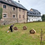 kulturtussi's tweet photo. Gestern ging die #Bauhütte2019 mit einem fulminanten Abschlussfest zuende. Meinen Besuch habe ich bei den @herbergsmuetter n verbloggt. Darin berichte ich über das Symposium #UtopienderLandschaft und #LandArt https://t.co/5IhbD0R7kz https://t.co/WnxDGPwNkv