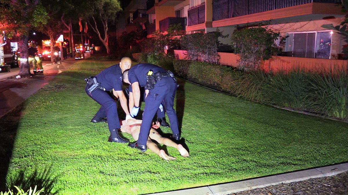 SoCountiesNews's tweet photo. Your basic 2 Alarm apartment #Fire w typical naked bloody crazy guy and hysterical residents evacuating. Handled by @OCFA_PIO @OCFAChief in Garden Grove, #California https://t.co/CZsqjBkmAs