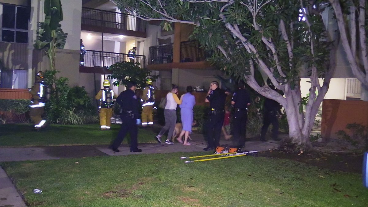 SoCountiesNews's tweet photo. Your basic 2 Alarm apartment #Fire w typical naked bloody crazy guy and hysterical residents evacuating. Handled by @OCFA_PIO @OCFAChief in Garden Grove, #California https://t.co/CZsqjBkmAs