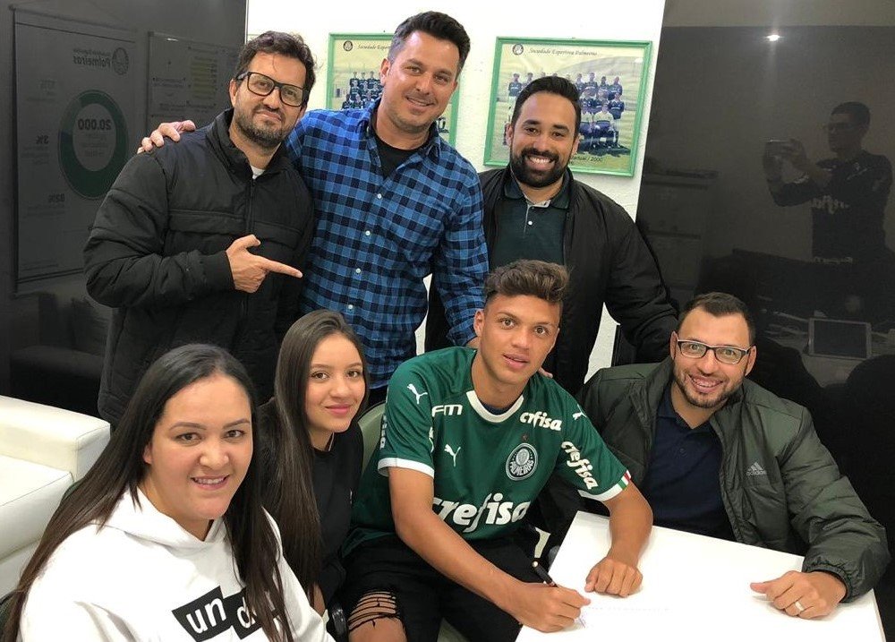 4ComM_bra's tweet photo. TALENTO PROFISSIONAL!
Destaque na base e artilheiro do @Palmeiras no Paulista Sub17 com 10 gols, o meia-atacante Daniel Jr. assinou seu primeiro contrato profissional com o clube paulista nessa sexta-feira, válido por dois anos.
#Talentos4ComM #Palmeiras #DanielJr https://t.co/QDnc55Ixbz