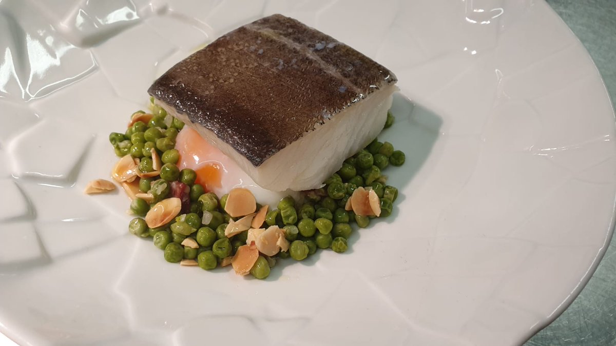 Ven a #comer a #EstadoPuro y déjanos sorprenderte con nuestro...

➡ Lomo de bacalao confitado con guisantes a la menta y huevo a baja temperatura 🐟✨
. 
. 
.
#EstadoPuro #PacoRoncero #LomoBacalao #Guisantes