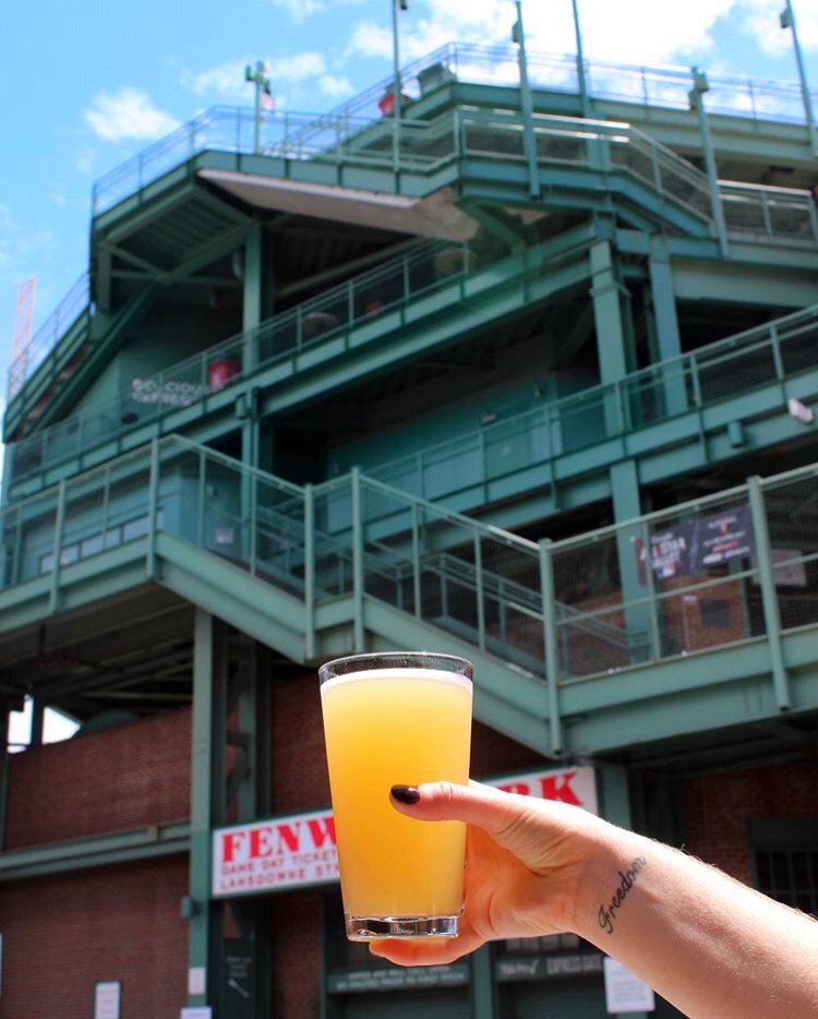 ReganComm's tweet photo. "Not a worry in the world, when you got a cold beer in your hand!" 🍻 ⚾  #NationalBeerLoversDay should be spent cheering on the @RedSox. 
📸: @CasknFlagon #FenwayPark https://t.co/O9pdviFj79