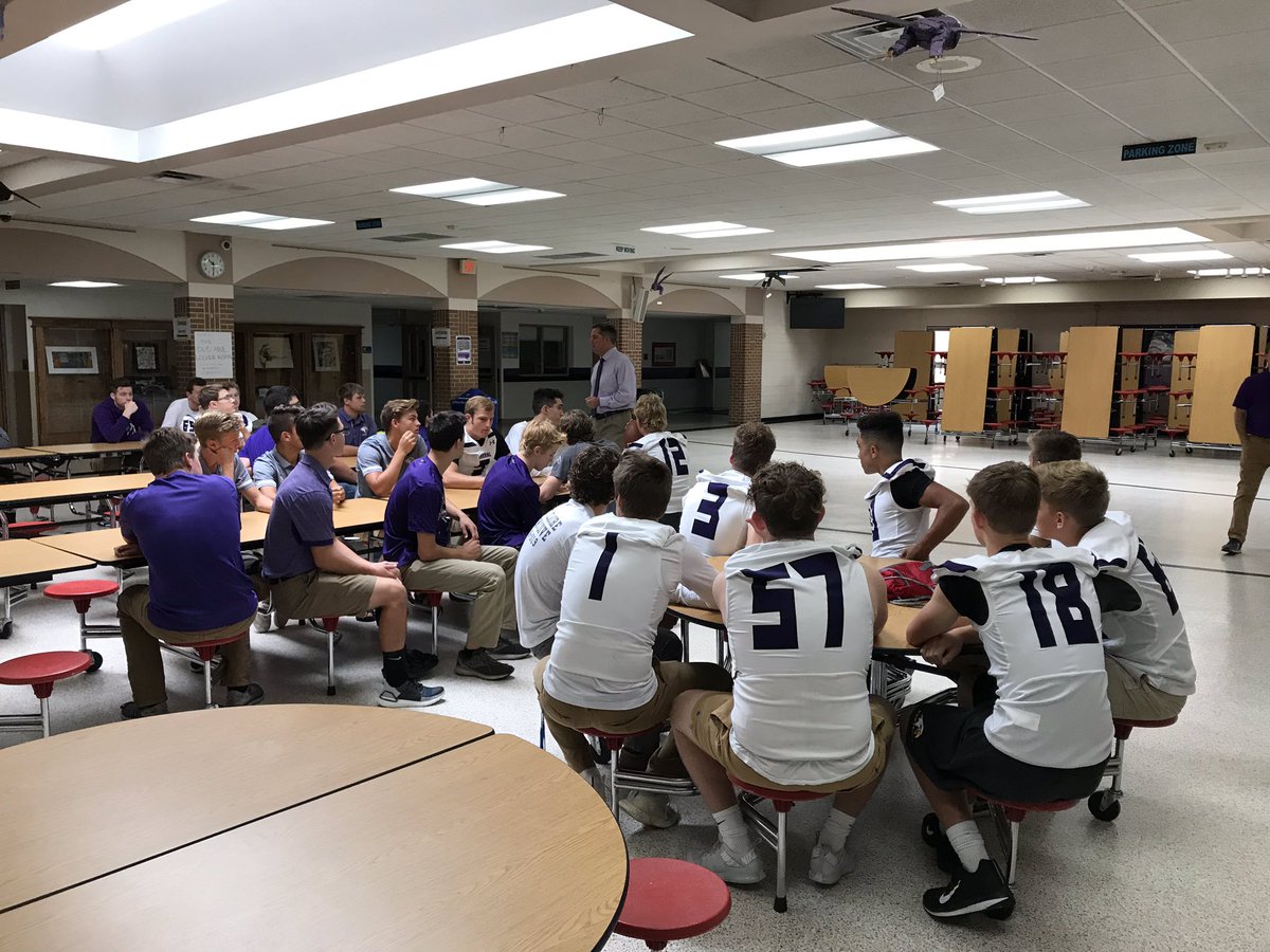 MikeSinz's tweet photo. Thank you to the ECM student-athletes for volunteering this morning for the Old Abe Hall of Fame. We have some ultra special character kids in our school. Thank you! #oldabesfootball #ECMathletics https://t.co/O4YPuHvK6P