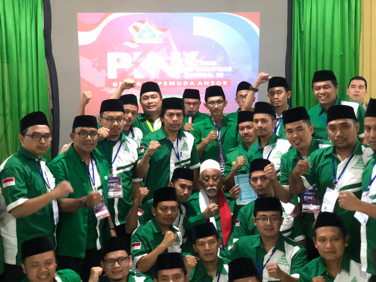 om_iswdg's tweet photo. Dukungan moril dan doa restu Abuya Dimyati jadi penyemangat peserta PKN untuk berkhidmat bagi NKRI 
#PenutupanPKNVIIGPAnsor https://t.co/yHOzanwCwP