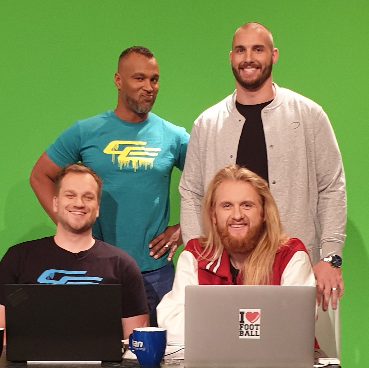 EsumePatrick's tweet photo. 👅WE GOT THE DRIP👅
Die #rancollegefootball 🏈 Crew us ready to roll. https://t.co/0necK65MHy
Ab 17:45 auf @ProSiebenMAXX 📺 .
#cespecialedition
#CEgear #cedrip #rannfl #rannflsüchtig #coachesume #believethehype #footballisfamily #footballbromance https://t.co/4bZAhGZasl