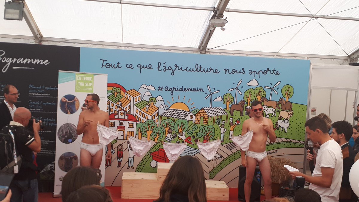 AlexisLeherle's tweet photo. #foiredechalons, résultat du concours #EnterreTonSlip avec présentation des slips au départ, puis après 3 mois enterrer dans le sol pour démontrer de la vie du sol. Présentation faite par #JA51 https://t.co/d6SXisNfbW