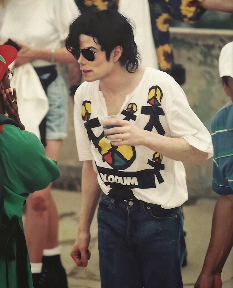 mjjphotos's tweet photo. Michael Jackson behind the scenes of the video for They Don't Care About Us Brazil, Rio de Janeiro, 1996. https://t.co/PnPMknknkn