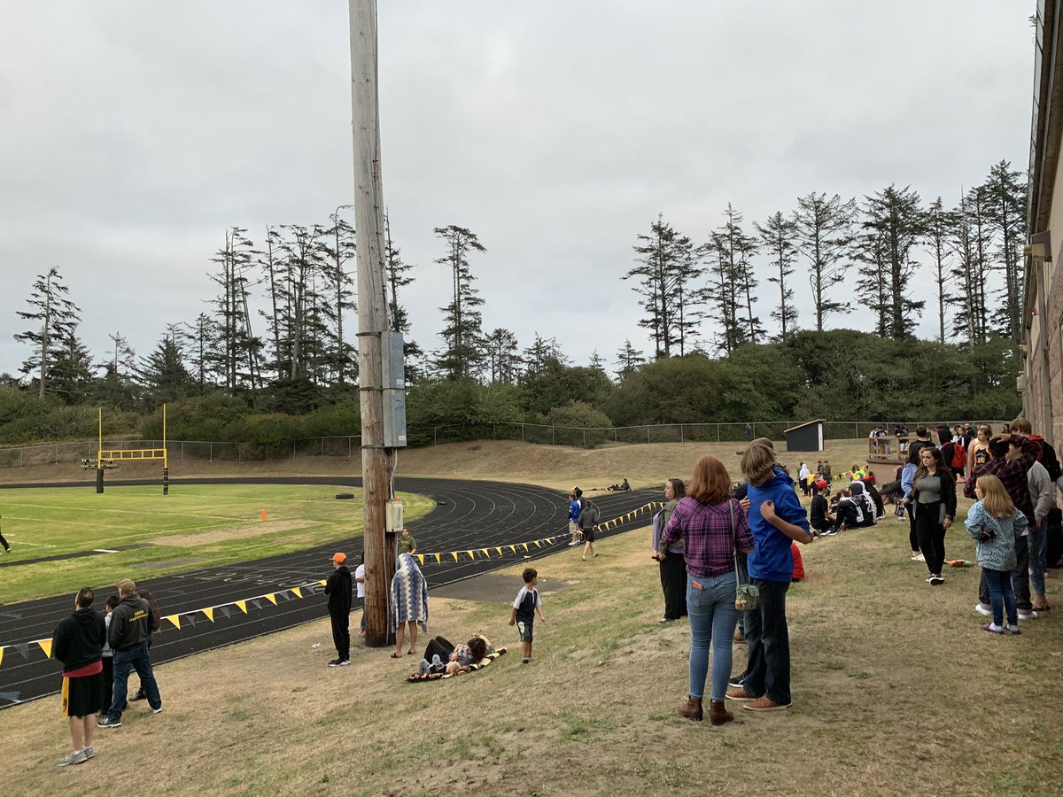 Dr_RussellEvans's tweet photo. #FRIDAYNIGHTFOOTBALL was a success @NorthBeachHyaks last night vs Winlock! Great game and great crowd! Shout out to Chef Shawn and his student concession crew! Everyone was raving about the pulled pork sliders and the vegan soup! Can’t wait for next Friday! #NorthBeachNation https://t.co/xy6aIiZAeV