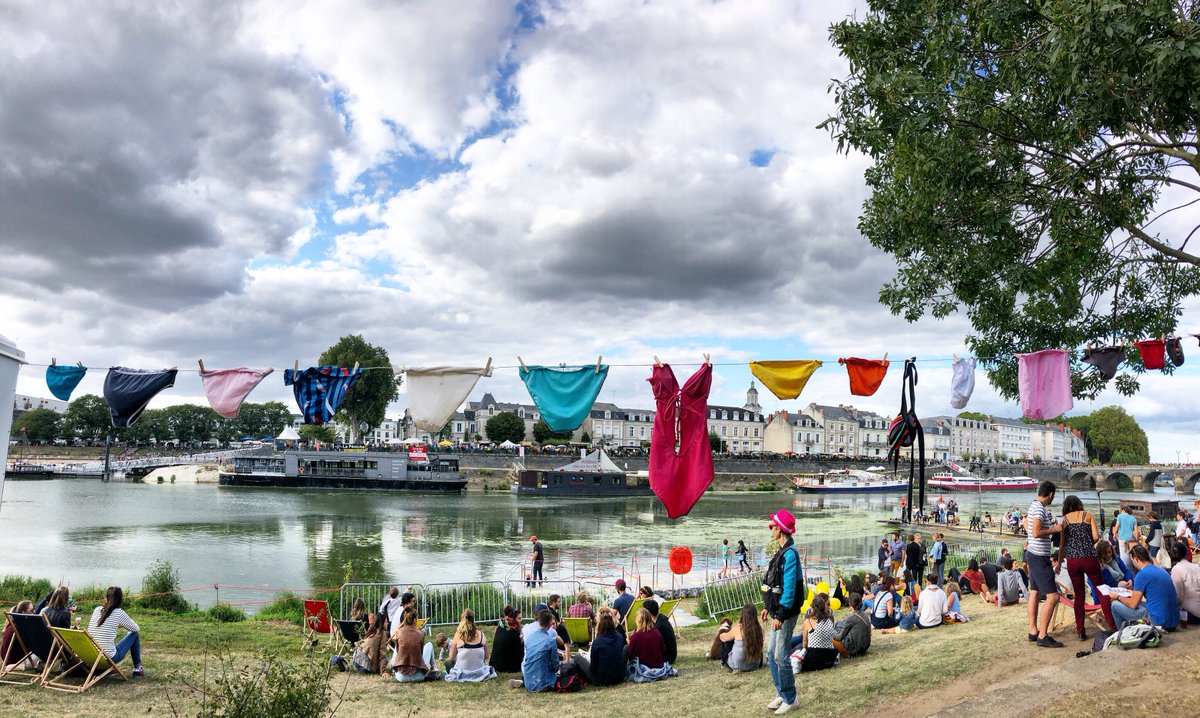 lpoucan's tweet photo. En attendant les bains publics de 20h… 😬 #Accrochecoeurs #Angers #undresscode https://t.co/zkbt7ZTBrJ