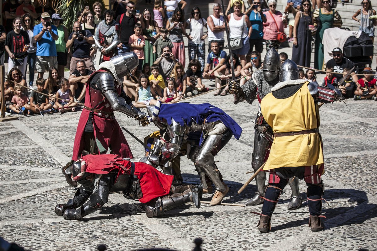 terratrobadors's tweet photo. 🛡⚔️ Imatges d'aquest matí @terratrobadors de la 'Batalla Campal' al Pont Vell i de l'espectacle 'Pas d'armes' davant la Basílica de Castelló d'Empúries ➡️ https://t.co/7r2NoGrSRL 

📸 Manel Puig Palmer https://t.co/aHUGUrBY7o