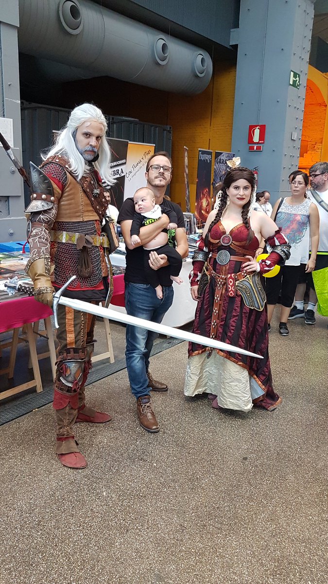 ccaballerodev's tweet photo. Iniciando al pequeño en el mundo #TheWitcher #WitcherLES con @holocubierta y @ManlimaCosplay https://t.co/QsAJNv3Kse