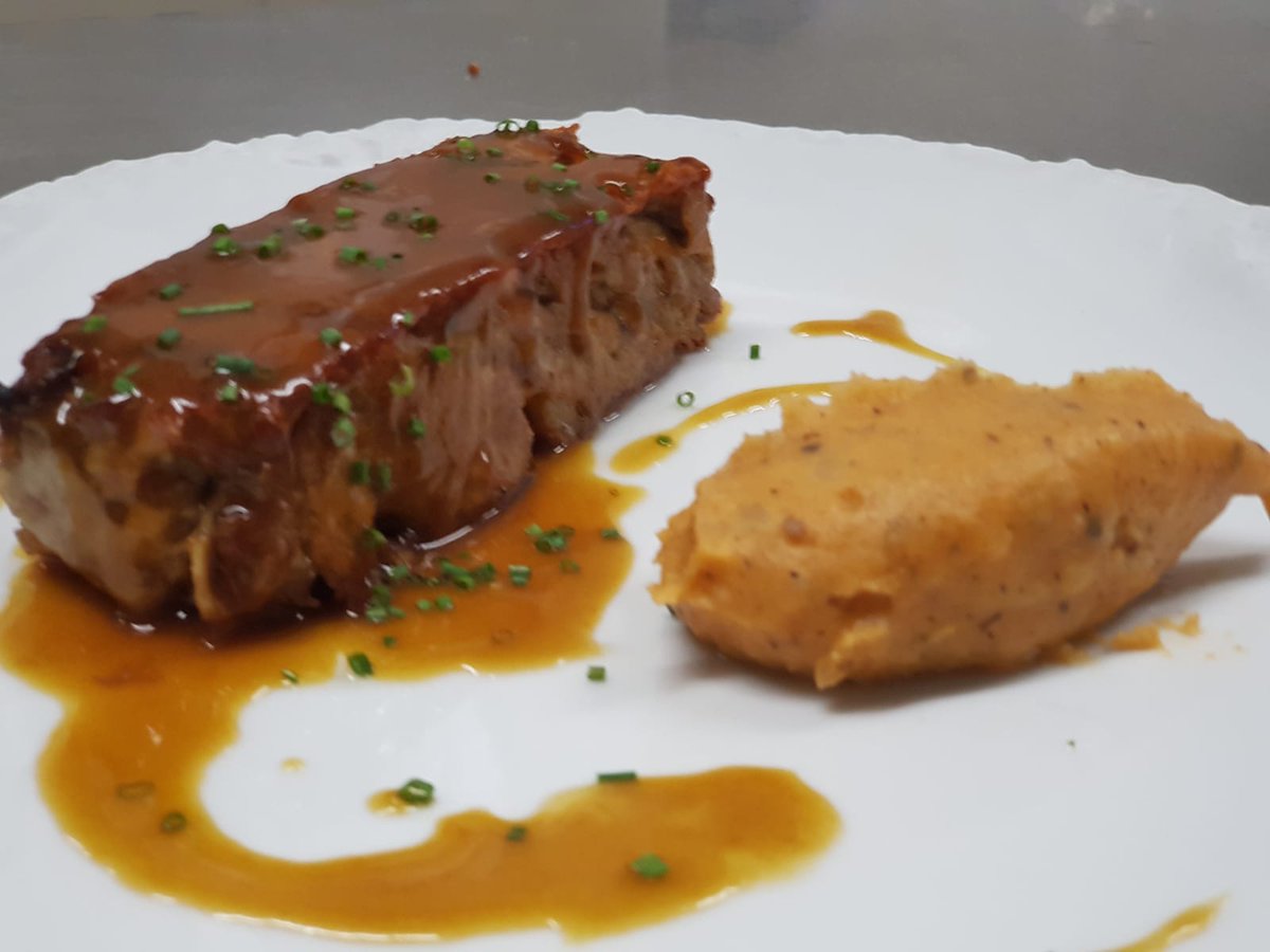 Nos gusta disfrutar del sábado acompañándolo con nuestro taco de cordero confitado con revolconas. 🧡😋¿A ti también se te hace la boca agua?
.
.
.
#EstadoPuro #PacoRoncero #TacoCorderoRevolconas