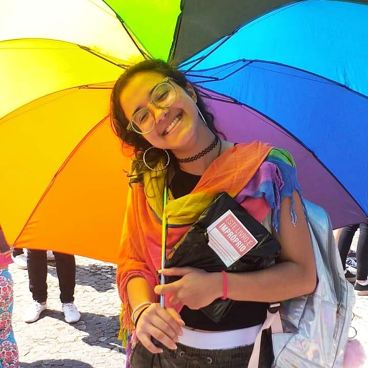intrinseca's tweet photo. Só sorrisos e amor na distribuição de 14 mil livros, promovida por @felipeneto, na @bienaldolivro. #leiacomorgulho #IntrínsecaNaBienal https://t.co/9eXz6dVOYt