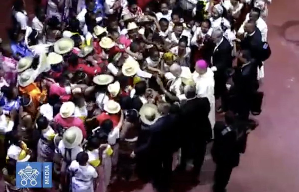 joshjmcelwee's tweet photo. I don't think I've ever seen something quite so fearless from a world leader. Pope Francis just walked into a crowd of young Madagascans to try and be close to them. They pressed very close, all trying to have a moment to touch him. #PopeInAfrica https://t.co/8B2eTxWNgT