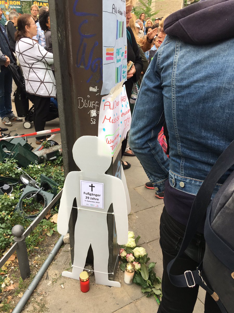 akikachi's tweet photo. Traurige Bilder von der #Invalidenstr in #BerlinMitte. Hier starben gestern 4 Menschen, Fußgänger, Unschuldige. Ich war wenige hundert Meter davon entfernt. SUVs töten. #IAA. https://t.co/yz2l8HlVQ7