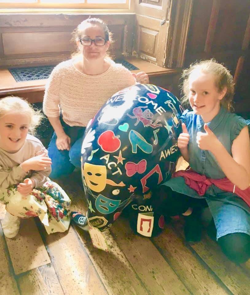 MagpiePerformer's tweet photo. The last day of @ElmerSuffolk19 and we’re so glad everyone has loved Geri! She’s had great fun with the herd, and will miss all her elephant friends, but she’s excited to come home to the Magpie family and help with #Panto #TonsOfFunForEveryone #ThanksforTheFun https://t.co/I553MHRBlp