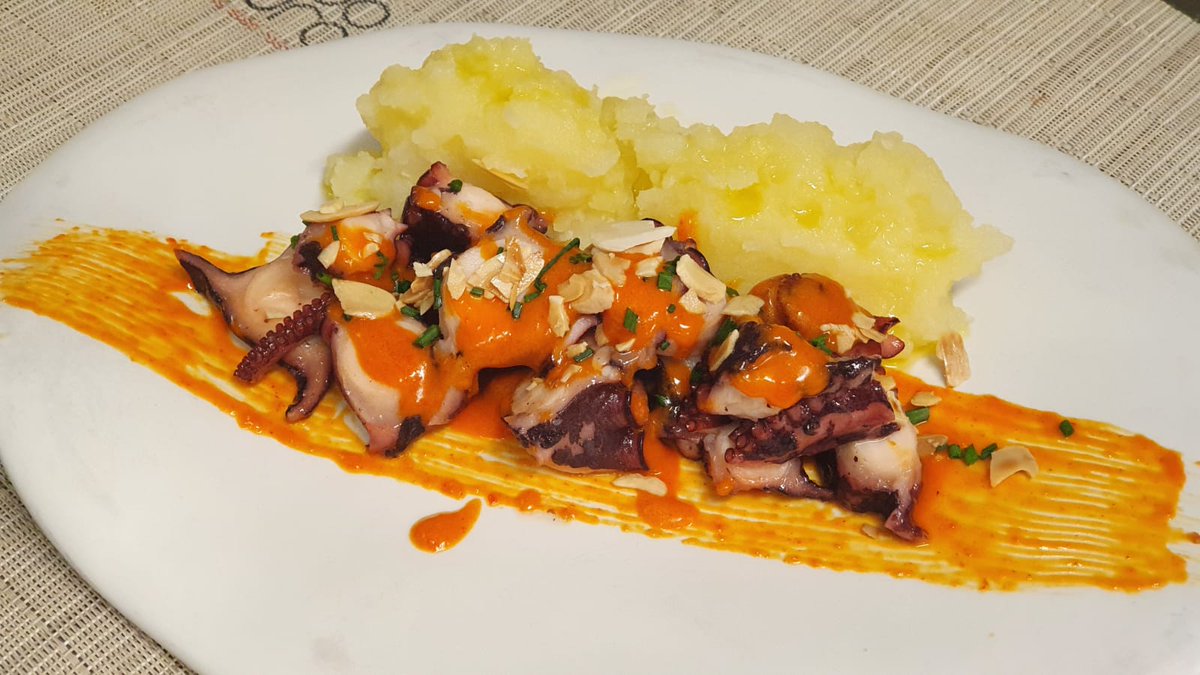 Es lunes y eso significa una #cita en #EstadoPuro 🧡 Ven a cenar y déjanos sorprenderte con nuestro...

➡ Pulpo a la parrilla con pata rota y mojo 🐙✨
. 
. 
.
#EstadoPuro #PacoRoncero #Pulpoalaparrilla