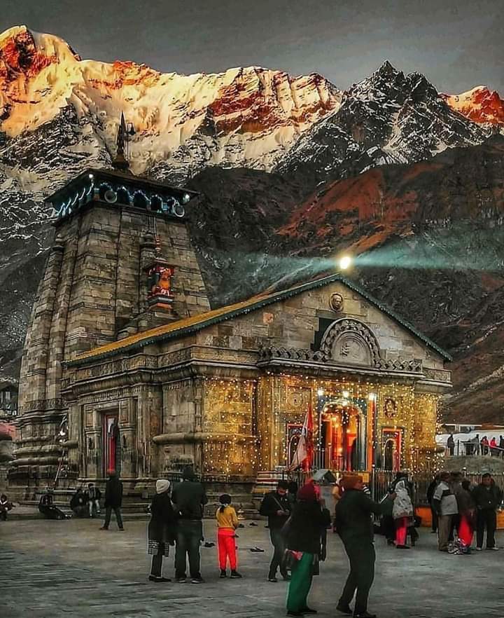 TheSaveTemples's tweet photo. Beautiful view of shri kedarnath temple, dedicated to lord shiva, this temple was built by king janmejaya 5000 years.

Adi guru shankracharya renovated this temple 2500 years ago when he was on visit of bharat.
#ReclaimTemples 
#SaveTemples https://t.co/MYY3pOWbIf