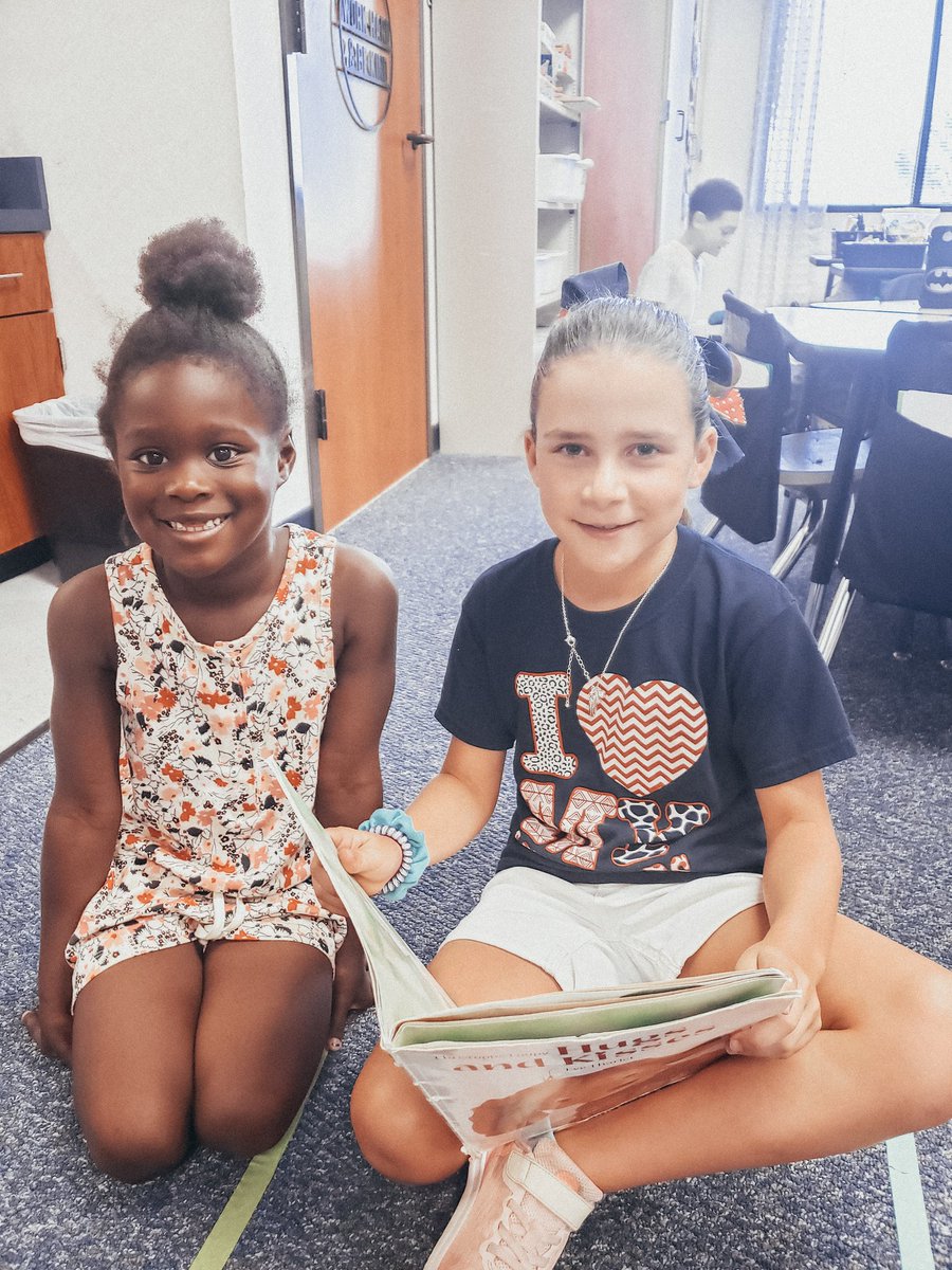 mrssessums's tweet photo. We ❤ book buddies!
@LindseyElem https://t.co/9PnSjVXzhL