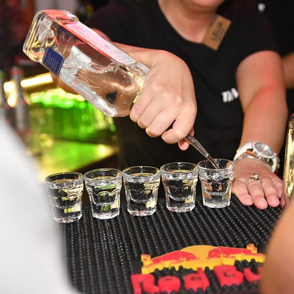 uVibeApp's tweet photo. Up for a party? The Vintage Pub in Bucharest is waiting for you! 😎 ➡️ https://t.co/7zgrnK8sdy 
#bucharest #pub #shots #bartenderschoice #tanqueraygin #lovedrink #bestcocktail #barfly #brooklynbar #thatteamlife #moxyhotels #moscowmule #worlds50bestbars #bestgin #barskills https://t.co/wXCEL4WlXg