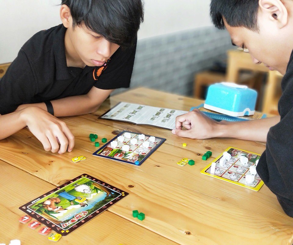 goalbeatgame's tweet photo. สนุกดี วันนี้ที่ร้าน SMALL WORLD - Board Game Cafe บางแสน ชลบุรี  เล่นบอร์ดเกม Foxy &amp; Wooly ฟิลเลอร์เกมที่วางแผนได้หลายแบบ ในเวลาแค่ยี่สิบนาที และ ทดลองบอร์ดเกม Sriracha (prototype - final for game system) เกมที่ต้องบริหารทรัพยากรหลายมิติ #boardgame #บอร์ดเกม #foxywooly https://t.co/pk57NP8yK1