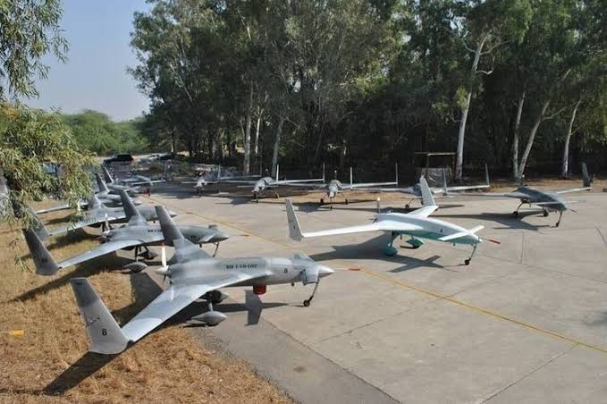 developingpak's tweet photo. #Pakistan launches most advanced military armed drone with Selex Galileo technology which can missile target at longer ranges.
Pakistan launches indigenous developed military armed drone #Burraq upgradation of previously launched drone as Pakistan launched Burraq three years ago https://t.co/4wqBvObY08