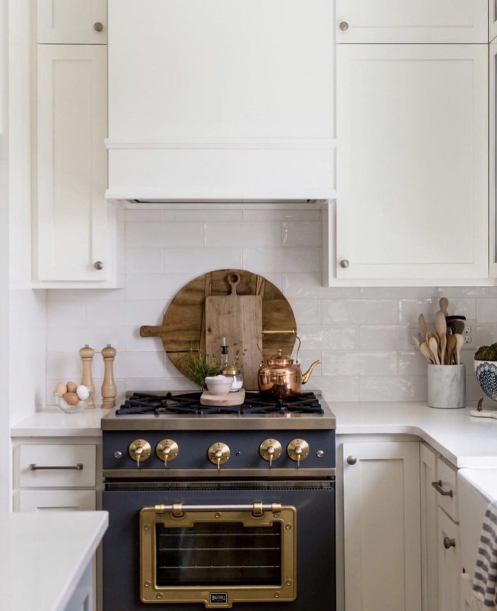 Faber’s Italian inserts slide smoothly and effortlessly into your custom cabinetry. With a variety of models to choose from, you are guaranteed to find the perfect fit for your kitchen! #faberairmatters #houseofjadeinteriors