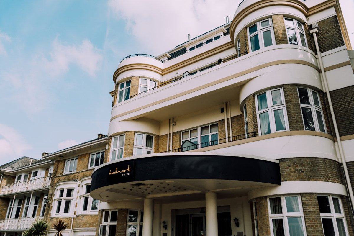 "We spotted the hotel while we were walking along East Cliff, Bournemouth one Sunday and we both liked the look of it." - Real Wedding bride Rachel yourhampshiredorset.wedding/real-wedding/1… #weddingvenue

Photography / @rgw_photos
Venue / Bournemouth Carlton / hallmarkhotels.co.uk