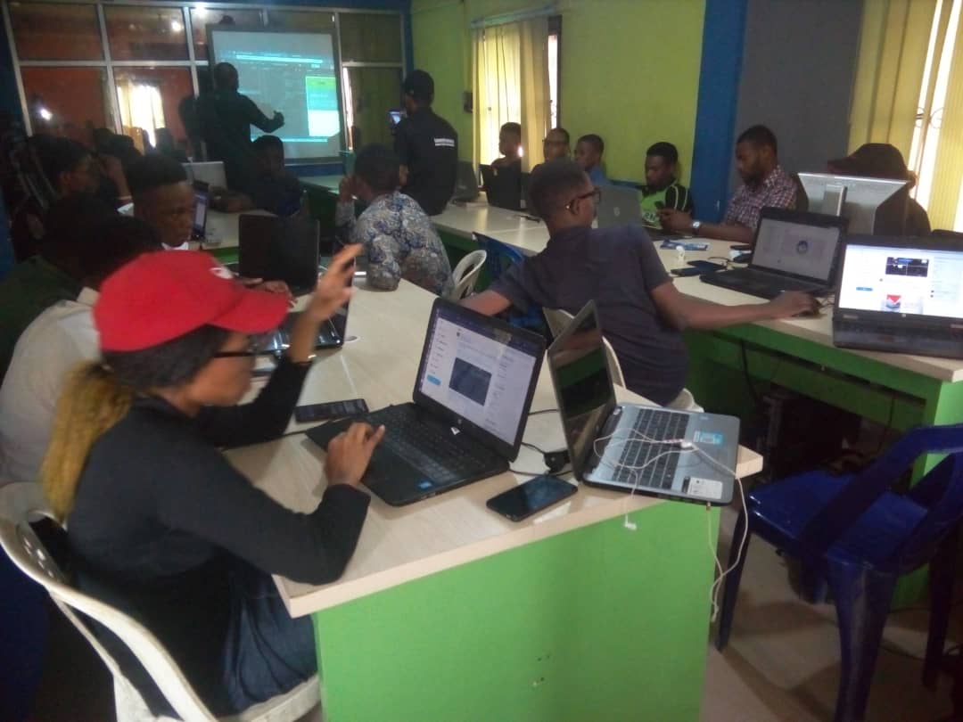 onigbajumojnr's tweet image. #ReactCommunity is here live @LearnFactoryNG. Every intending #Reactors can plug in
#AbiaReact
#craftsmen
#codesmiths
#LearnFactory
#Reactor
#NigeriaReact
#ReactSouthEast
@tz_fayvor
@icukaegbu
@Otamere8
@talk2dera