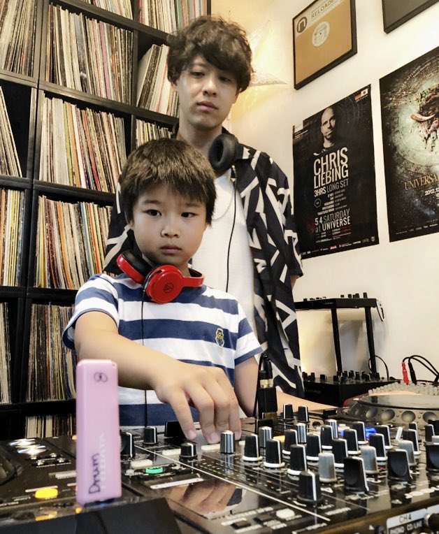 tamu777's tweet photo. 今日はIDPS大阪校に久々に来てくれたDJ chocolateboy(最年少ギネス持ち)ことイツキくんのレッスンでした！

5歳の頃から通ってて、今小3になったけど将来有望すぎるし、にっこり笑ってる時とDJする時の顔付きのギャップがプロ並みで凄い https://t.co/AL6y7ZLwib