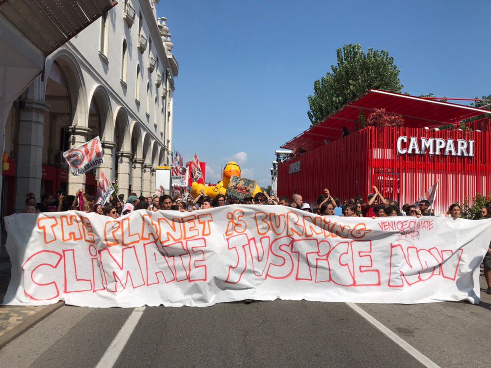 After more than 7 hours of occupation, without any answer from any institution and Biennale, activists left the red carpet and headed back to the camp. For hours, they have been showing the world the social amd environmental contradiction that we live.