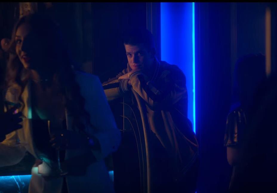 weisroses's tweet photo. quando guzman stava ammirando nadia mentre si divertiva, la coppia superiore della serie #elitenetflix https://t.co/unL451Snc3