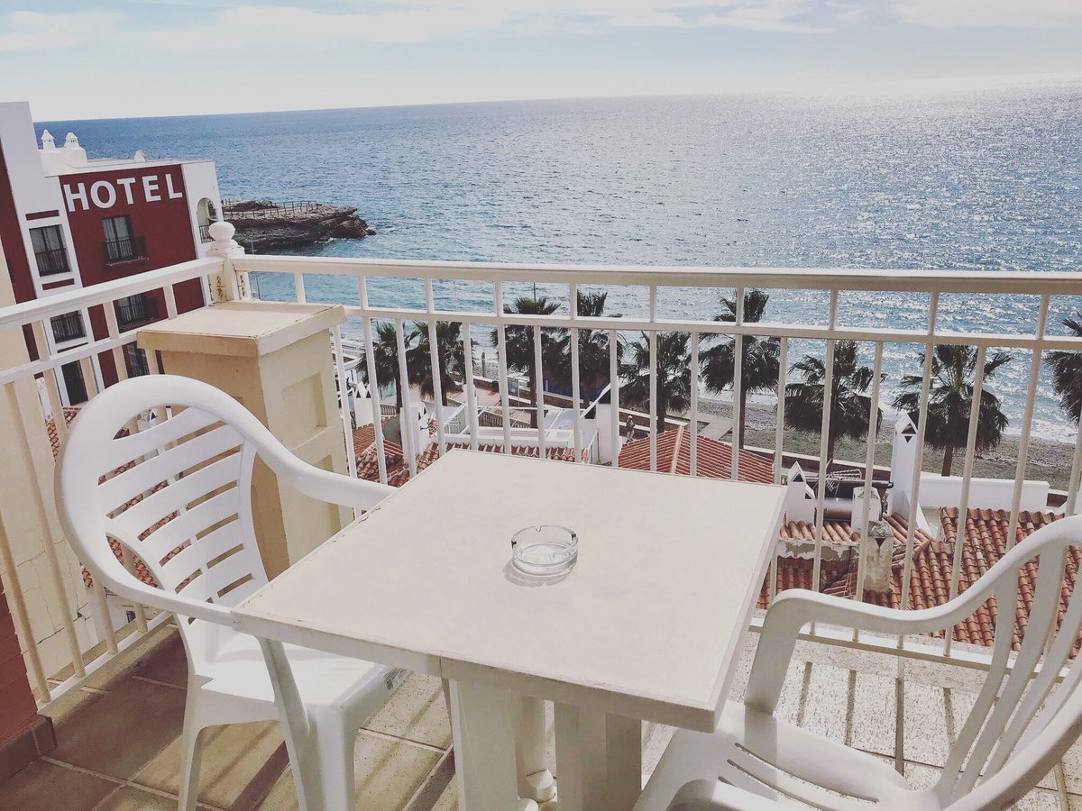 HPerla_Marina's tweet photo. ¡Reserva ya tu habitación con vistas al mar! Disfruta de nuestro privilegiado enclave en primera línea de #playa 😎

https://t.co/vTUBGOTDjw

#piscina #family #summer #viaje #travel #seaview #vistasalmar #modovacaciones #hoteles #besthotel #nerja #malaga #hotelperlamarina #beach https://t.co/o6PqvTM3ns