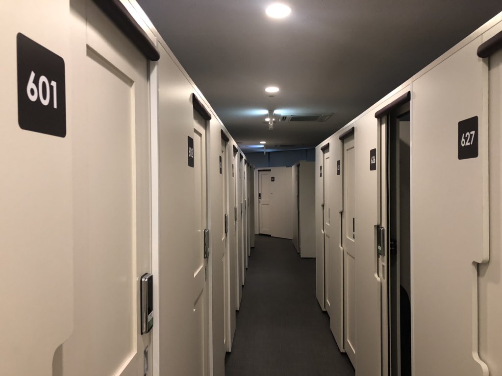 Emiko えみちゃんねる 博多 なう オートロック式の漫画喫茶初めて ドリンクバーがないのが寂しいけど 女性専用エリアで安心だし ひざ掛けもふわっふわ これで2千円以下で泊まれるんだから ゲストハウスなんかよりよっぽど快適で格安 ホテルいらない