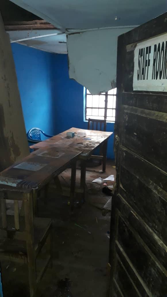 FrancisKaifala's tweet image. Acting on intelligence, the ACC's Scorpion Squad raided a school in Wellington at 9am this morning and arrested a Principal, teacher and pupils who were using this staff room to feed students answers to WASSCE Mathematics Private Exam at their center for Le 1Million per student.