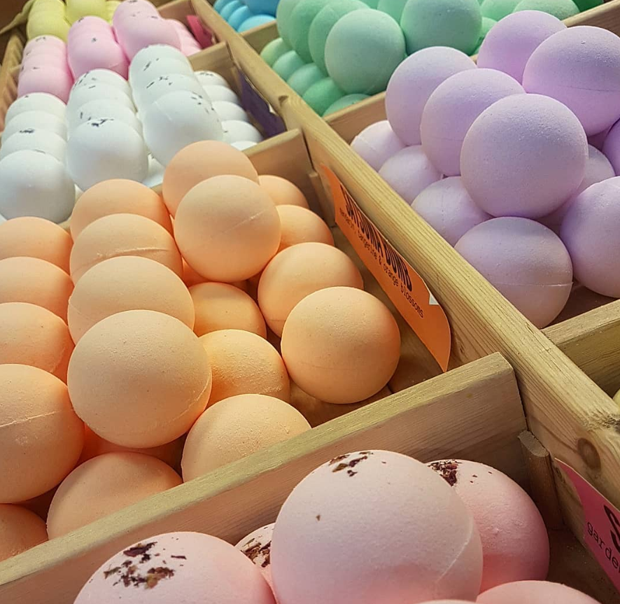 BotanicalProp's tweet photo. It is Saturday & a beautiful day to visit @stjacobsmarket
๐ฌ๐Cooler temps mean BATH SEASON is back๐๐ฌ Pop over to our market location to grab a 5 pack of our Signature Bath Bombs!
#stjacobsfarmersmarket #artisan #natural #bathartisan #indiebathandbody #kwawesome #loveyourskin https://t.co/OJJFDcbN4g