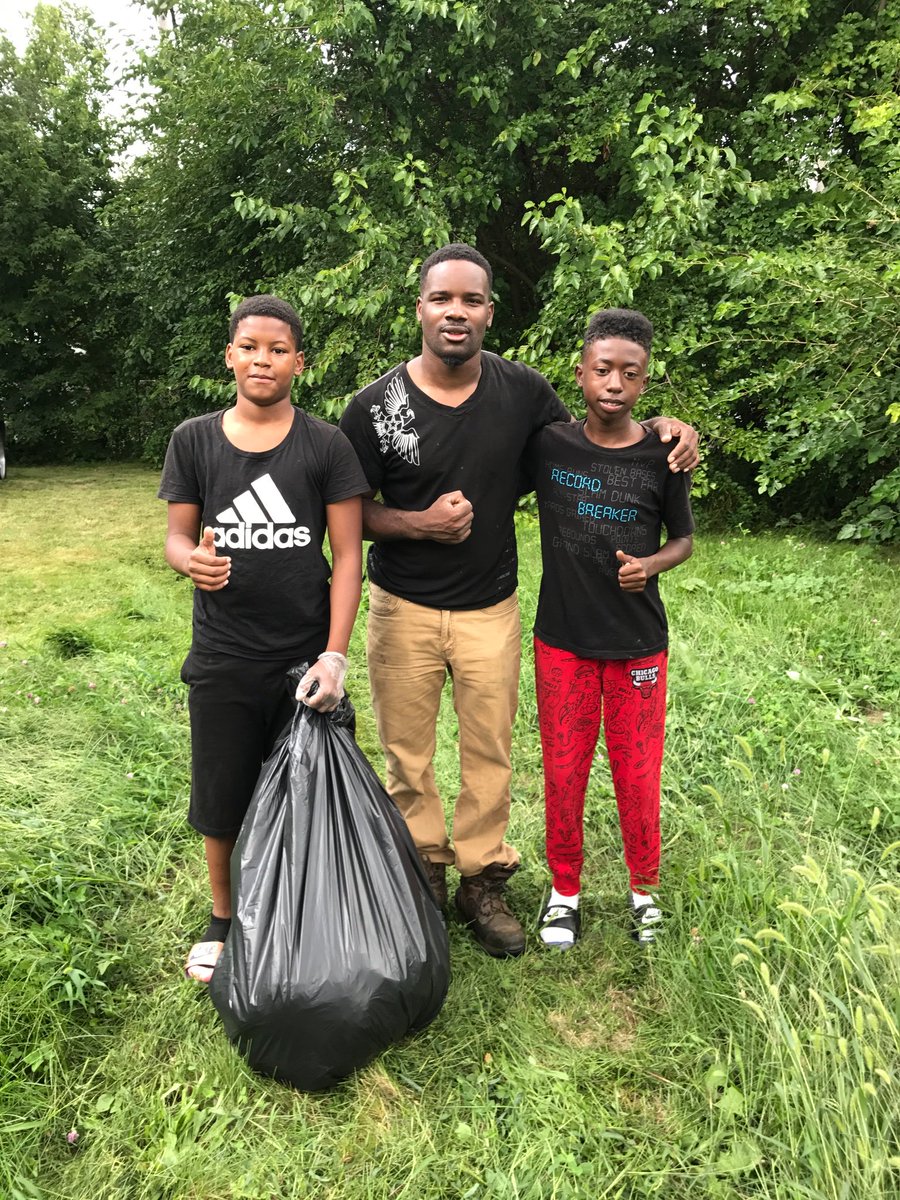 SolowKid's tweet image. These young guys is so amazing they saw me clean up the community and they stopped by to give me a helping hand earning money so they can go back to school tomorrow what a blessing we have to raise our young people the right way #Unity #Power #Respect #Community #Activase🤴🏿🤴🏿🤴🏿