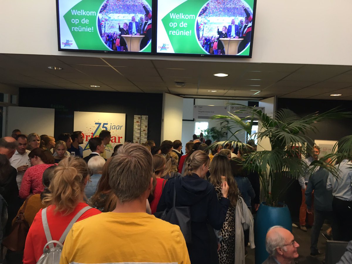 driestaredu's tweet photo. Dringen om naar binnen te gaan bij de plenaire bijeenkomst. Die zijn opgedeeld in tijdvakken. Dus het is zoeken naar bekenden 🙂. #driestar75 https://t.co/gD7D8ofyYU